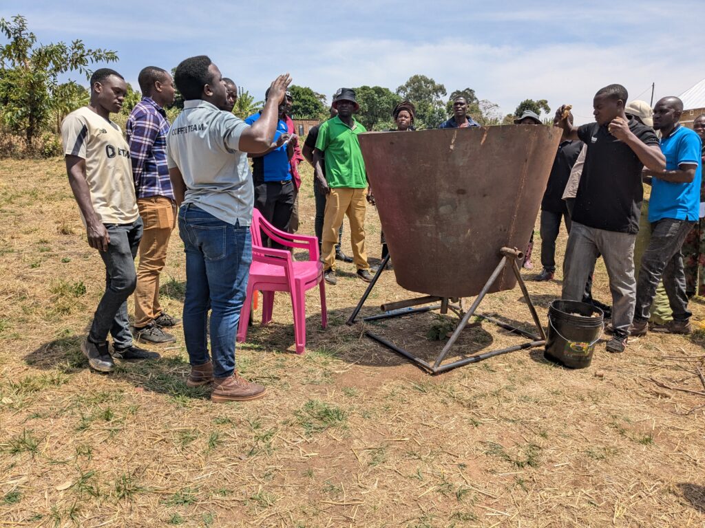 Gruppe von tansanischen Bauern lernt die Herstellung von Pflanzenkohle aus landwirtschaftlichen Abfällen im Solidaridad-Pilotprojekt.
