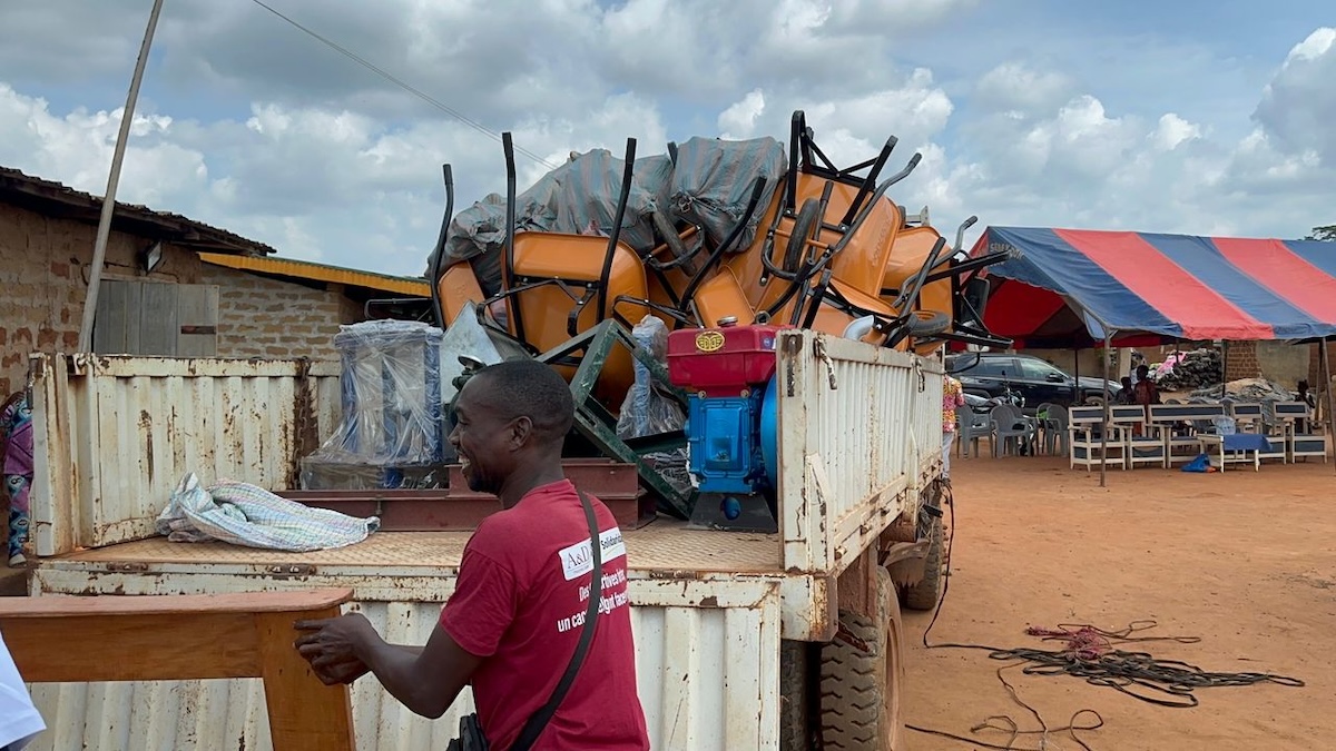 Auf dem Bild ist ein LKW voller Werkzeuge zu sehen. Dieser wird an Kakaobauern in der Elfenbeinküste geliefert, damit sich diese zusätzlich zum Kakaoanbau weitere Einkommensquellen erschließen können.