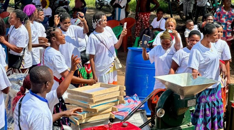 Unabhängigkeit von schwankenden Kakaopreisen: Unterstützung für Kakaobäuer*innen in Côte d’Ivoire